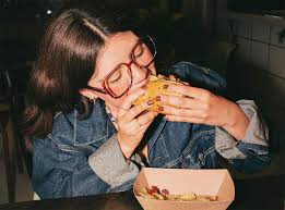 How Viral Food Reviews Influence Restaurant Popularity